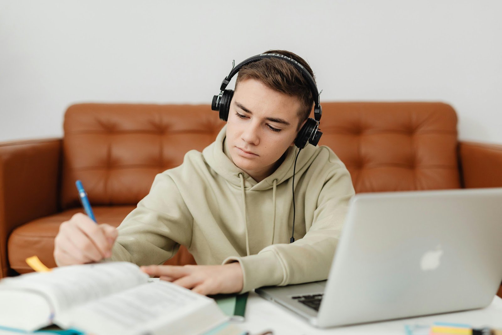 Balance in tertiary preparation online schools: guided interaction and student self-management