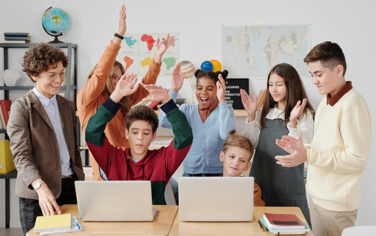 Students-experiencing-the-benefits-of-a-connected-classroom-SA-with-engaging-technology